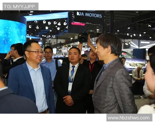 足球明星骑电动车出行引热议环保时尚新风尚引领潮流